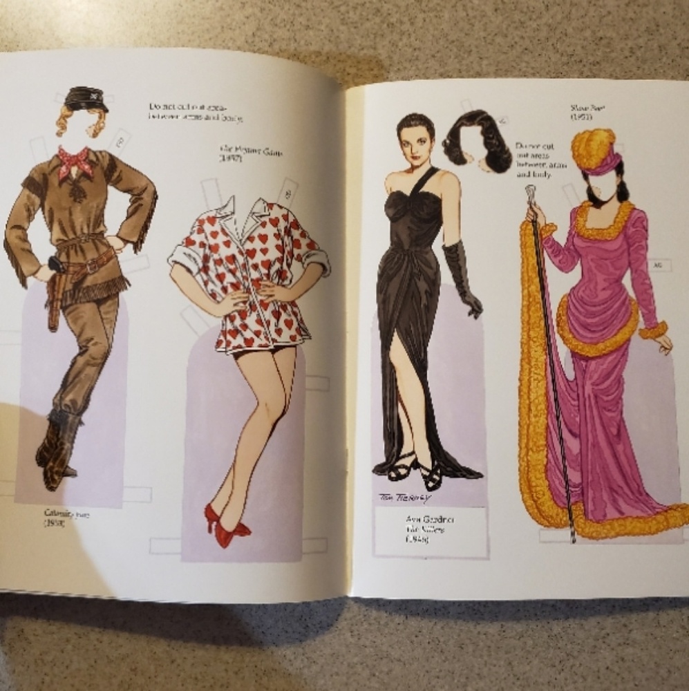 Vintage paper doll book - Picture 2 of 3